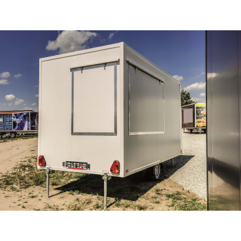 MODEL 25.18.400 ZETA PLUS Przyczepa gastronomiczna handlowa sprzedażowa Food Truck 1 osiowa hamowana producent DMC 1300 kg 4 m długa NEW TRAILERS